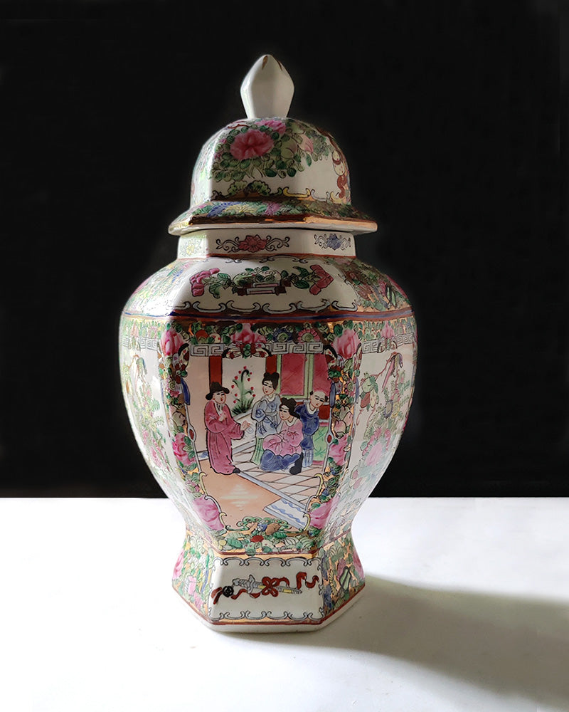 LIDDED ROSE DE FAMILLE HEXAGONAL URN