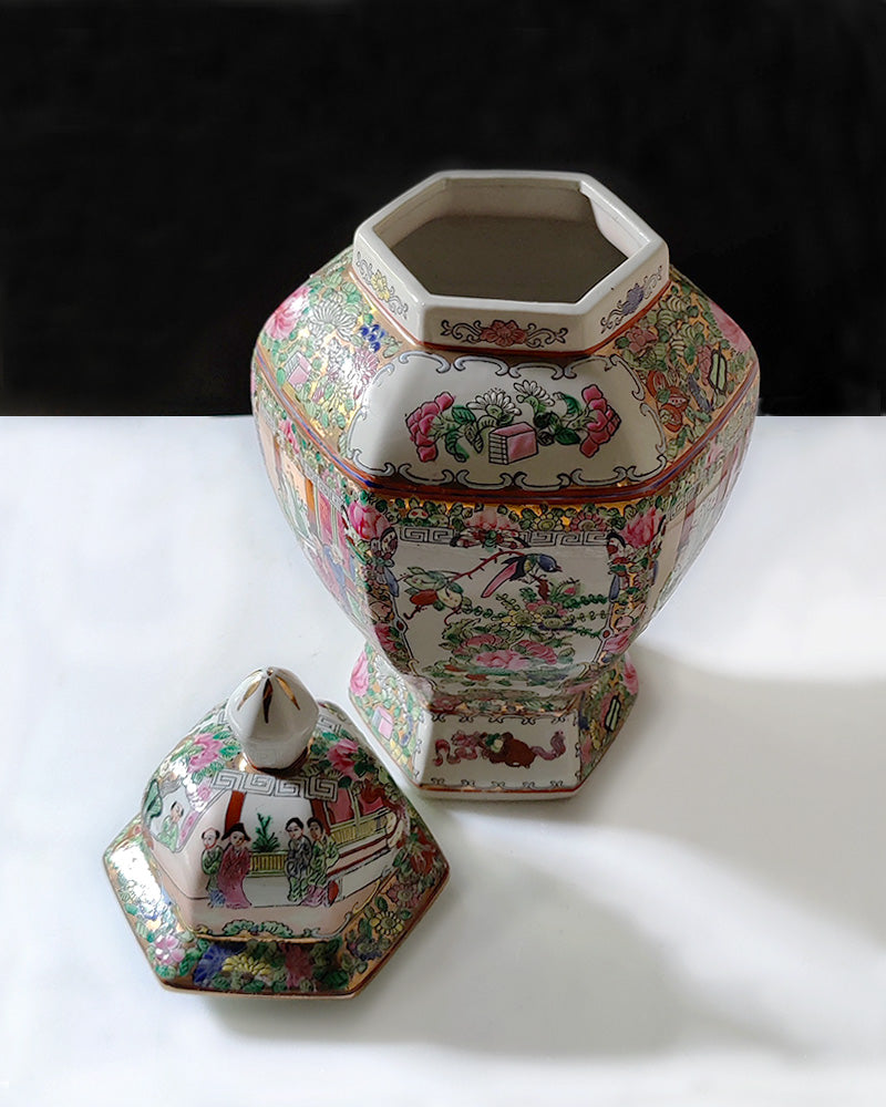 LIDDED ROSE DE FAMILLE HEXAGONAL URN