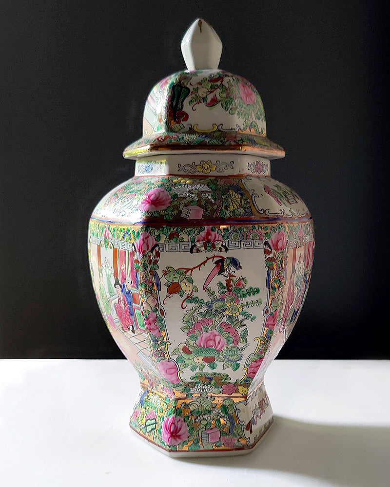 LIDDED ROSE DE FAMILLE HEXAGONAL URN