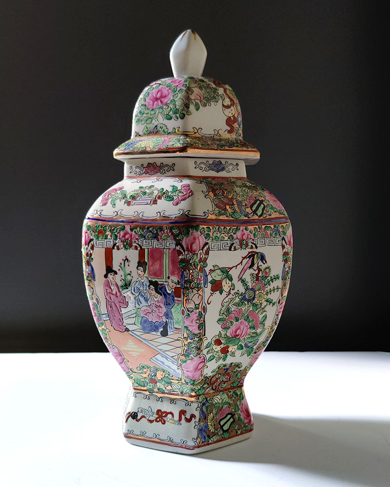 LIDDED ROSE DE FAMILLE HEXAGONAL URN