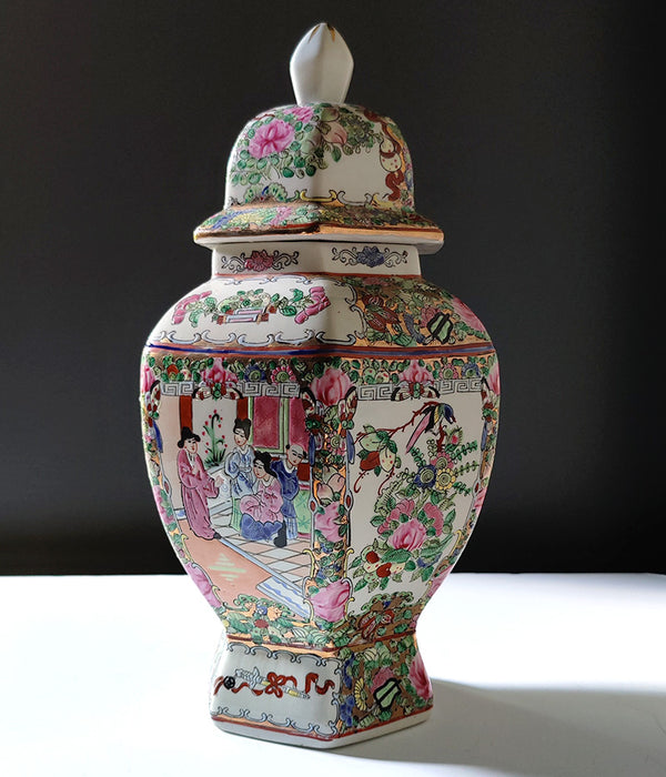 LIDDED ROSE DE FAMILLE HEXAGONAL URN