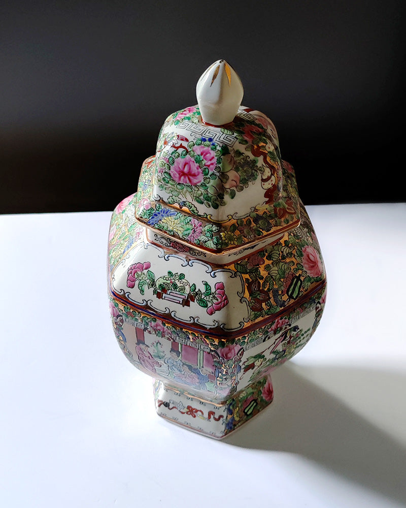 LIDDED ROSE DE FAMILLE HEXAGONAL URN